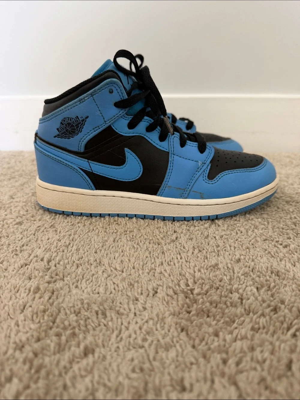 Nike Air Jordan 1 Mid shoes in the University Blue and Black colorway